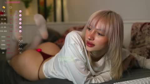 Snapshot of babeholly chatting on 02/15/25, 11:03 Hey Im your angel Holly online show from 02/15/25, 11:03