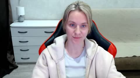 baby_kitte online show from 10/21/25, 12:39