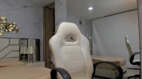 Snapshot of babyangel18_ chatting on 09/26/25, 11:31 ANGEL online show from 09/26/25, 11:31