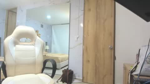 Snapshot of babyangel18_ chatting on 09/29/25, 10:31 ANGEL online show from 09/29/25, 10:31
