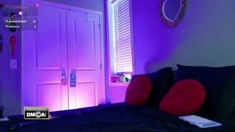 Snapshot of badbabesquirt chatting on 10/14/25, 06:20 Alice online show from 10/14/25, 06:20