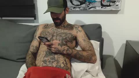 Snapshot of badcouple_ chatting on 10/01/25, 11:44 BadCouple online show from 10/01/25, 11:44