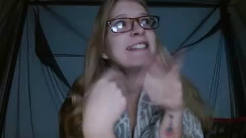 Snapshot of baeblondie chatting on 11/19/25, 11:21 baeblondie online show from 11/19/25, 11:21