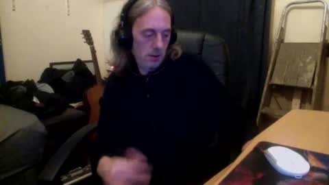 Snapshot of bangintoleather chatting on 10/18/25, 02:36 bangintoleather online show from 10/18/25, 02:36