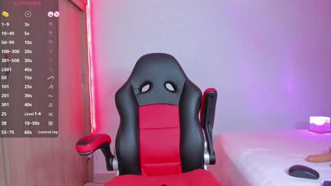 Snapshot of barbie_ebony_ chatting on 01/12/25, 04:00 Nicolle online show from 01/12/25, 04:00