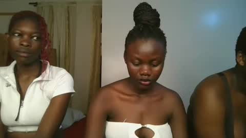 Snapshot of barbie_queen2 chatting on 09/19/25, 02:40 queen online show from 09/19/25, 02:40