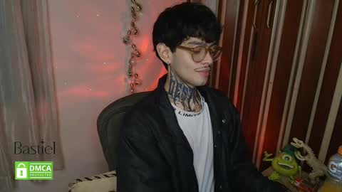 Snapshot of bastiel_ chatting on 10/19/25, 12:33 Bastiel online show from 10/19/25, 12:33