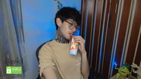 Snapshot of bastiel_ chatting on 10/29/25, 04:59 Bastiel online show from 10/29/25, 04:59