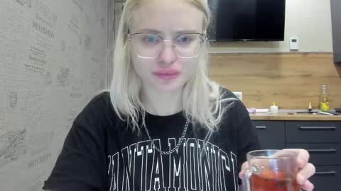 Snapshot of be_daddy chatting on 12/15/24, 04:59 Summer BABY online show from 12/15/24, 04:59
