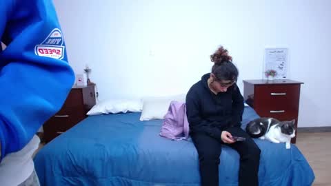 Sara  Juan online show from 10/30/25, 02:13