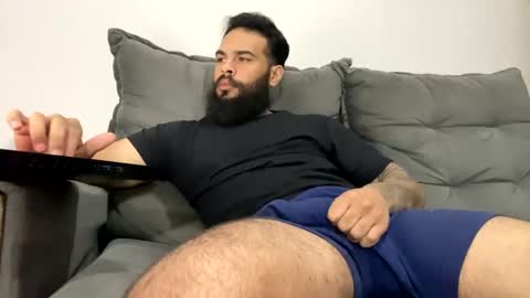 Snapshot of beardmax chatting on 10/21/25, 07:42 Min online show from 10/21/25, 07:42