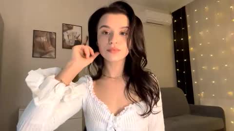 Snapshot of beatriceesmond chatting on 11/21/25, 03:22 Katie online show from 11/21/25, 03:22