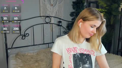Snapshot of beatrix_rina chatting on 01/08/25, 11:43 Sonya online show from 01/08/25, 11:43