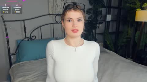 Snapshot of beatrix_rina chatting on 02/13/25, 05:26 Sonya online show from 02/13/25, 05:26