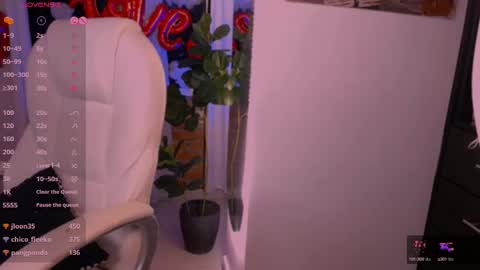 Snapshot of beautifulchleo chatting on 02/15/25, 04:36 Chleo online show from 02/15/25, 04:36