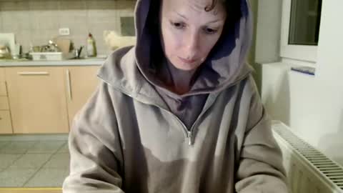 Snapshot of bebacksooon chatting on 10/17/25, 06:32 Raluca online show from 10/17/25, 06:32