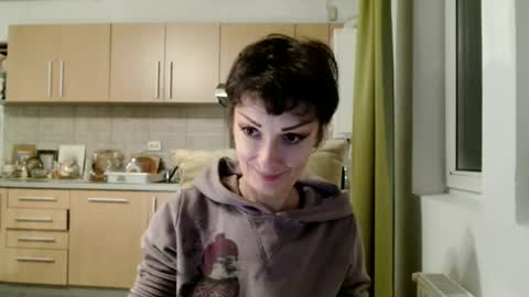 Snapshot of bebacksooon chatting on 11/18/25, 03:27 Raluca online show from 11/18/25, 03:27