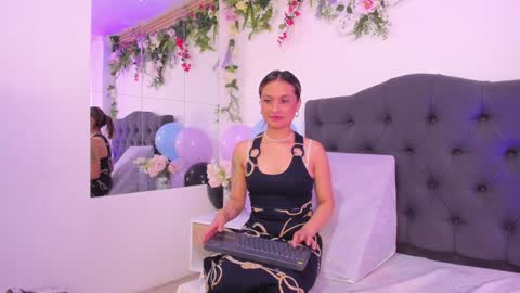 Snapshot of beccamilanni chatting on 01/15/25, 04:00 beccamilanni online show from 01/15/25, 04:00