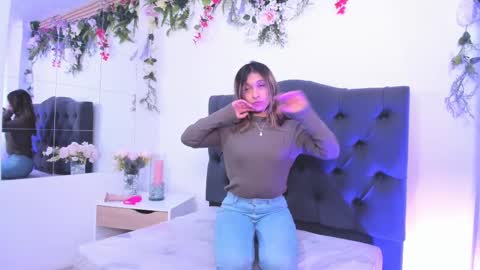 Snapshot of beccamilanni chatting on 02/18/25, 01:44 beccamilanni online show from 02/18/25, 01:44