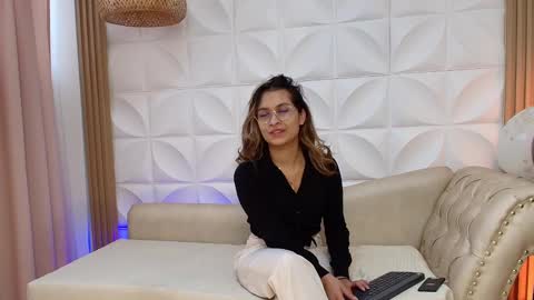 Snapshot of beccamilanni chatting on 03/05/25, 12:44 beccamilanni online show from 03/05/25, 12:44