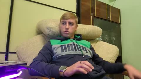 Snapshot of behindclosedeyes chatting on 10/28/25, 03:47 Igor online show from 10/28/25, 03:47