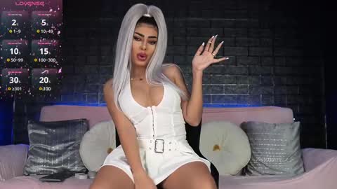 Snapshot of bella_blonda chatting on 02/13/25, 07:52 Emma Bella online show from 02/13/25, 07:52