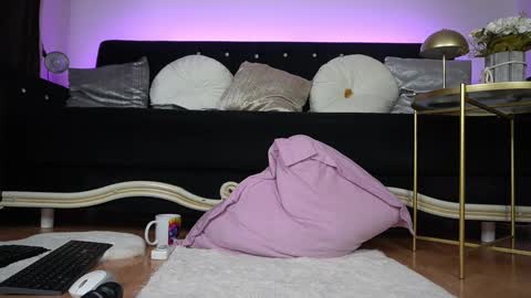 Snapshot of bella_blonda chatting on 02/28/25, 11:34 Emma Bella online show from 02/28/25, 11:34