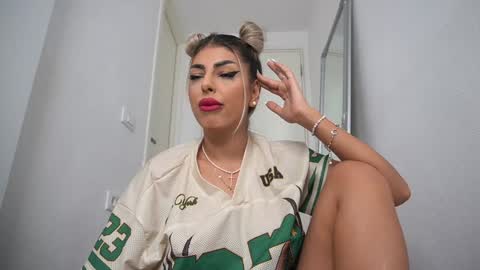Snapshot of bella_blonda chatting on 09/14/25, 11:37 Emma Bella online show from 09/14/25, 11:37