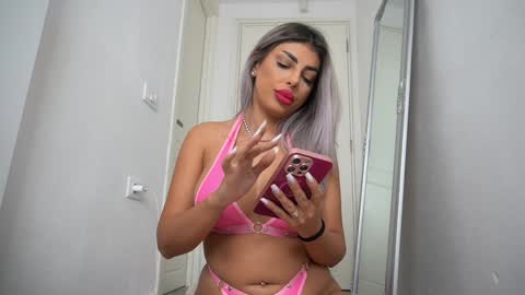 Snapshot of bella_blonda chatting on 09/25/25, 11:30 Emma Bella online show from 09/25/25, 11:30