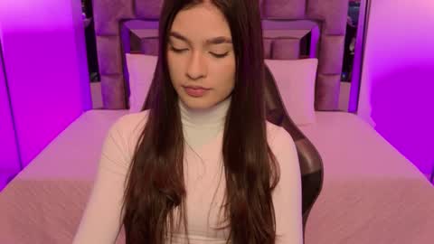 Snapshot of bella_clark2 chatting on 11/14/25, 03:38 Bella online show from 11/14/25, 03:38