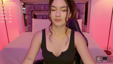 Snapshot of bella_clark2 chatting on 11/20/25, 04:45 Bella online show from 11/20/25, 04:45