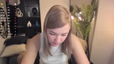 Snapshot of bella_cosmos chatting on 10/24/25, 06:10 Bella online show from 10/24/25, 06:10