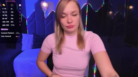 Snapshot of bella_cosmos chatting on 10/28/25, 05:55 Bella online show from 10/28/25, 05:55