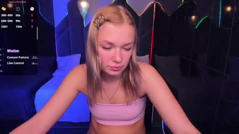 Snapshot of bella_cosmos chatting on 10/31/25, 07:09 Bella online show from 10/31/25, 07:09