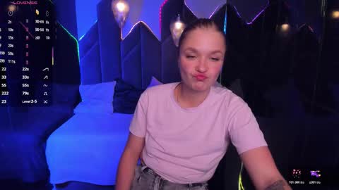 Snapshot of bella_cosmos chatting on 10/31/25, 07:26 Bella online show from 10/31/25, 07:26