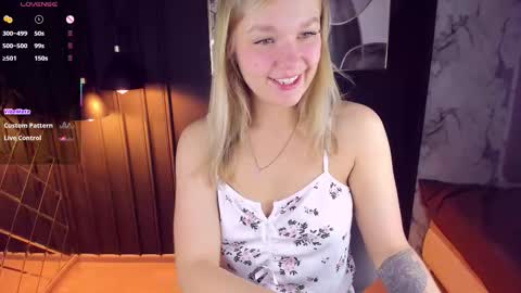 Snapshot of bella_cosmos chatting on 11/11/25, 06:02 Bella online show from 11/11/25, 06:02