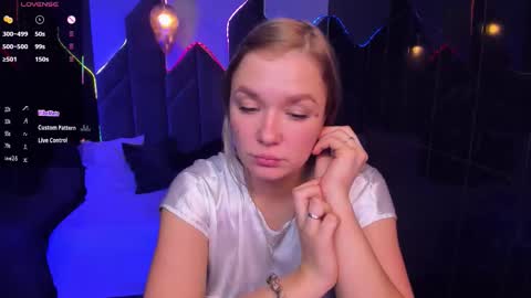 Snapshot of bella_cosmos chatting on 11/13/25, 05:56 Bella online show from 11/13/25, 05:56