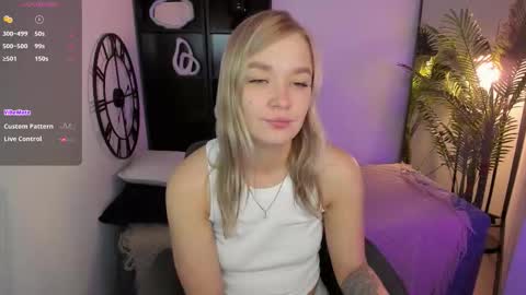 Snapshot of bella_cosmos chatting on 11/27/25, 09:11 Bella online show from 11/27/25, 09:11