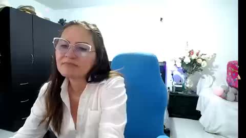 Snapshot of bella_ghisell chatting on 10/01/25, 09:54 Bella online show from 10/01/25, 09:54
