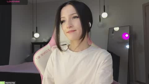 Snapshot of bella_hayes chatting on 09/20/25, 03:29 Bella next stream December 2 at 9pm gmt online show from 09/20/25, 03:29