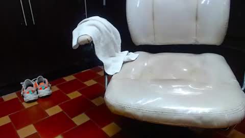 Snapshot of bella_lady_1_ chatting on 12/27/24, 12:50 lady online show from 12/27/24, 12:50