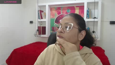 Snapshot of bella_lady_1_ chatting on 09/09/25, 11:32 lady online show from 09/09/25, 11:32