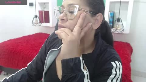 Snapshot of bella_lady_1_ chatting on 10/01/25, 11:27 lady online show from 10/01/25, 11:27