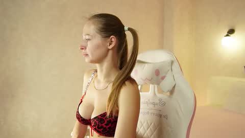 bella_li__ online show from 10/14/25, 01:17