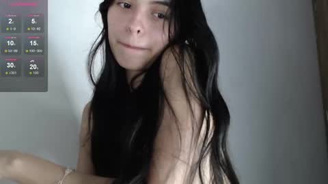 Snapshot of bella_musee chatting on 12/31/24, 12:00 online show from 12/31/24, 12:00
