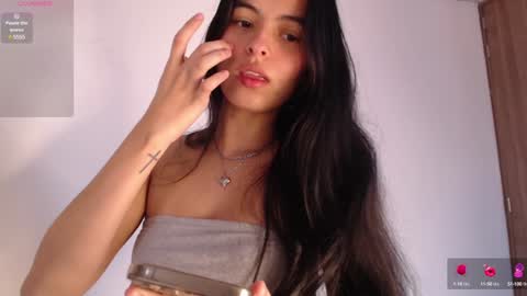 Snapshot of bella_musee chatting on 02/05/25, 09:18 online show from 02/05/25, 09:18
