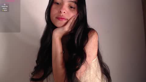 Snapshot of bella_musee chatting on 02/13/25, 10:54 online show from 02/13/25, 10:54