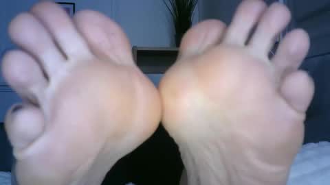 Snapshot of bella_sexy_feet chatting on 01/17/25, 09:39 bella_sexy_feet online show from 01/17/25, 09:39
