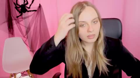 Bella online show from 11/24/25, 11:32