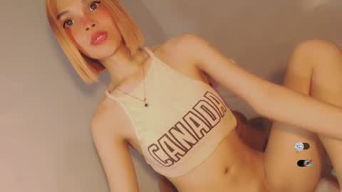Snapshot of bella_tara chatting on 12/17/24, 11:49 Bella online show from 12/17/24, 11:49